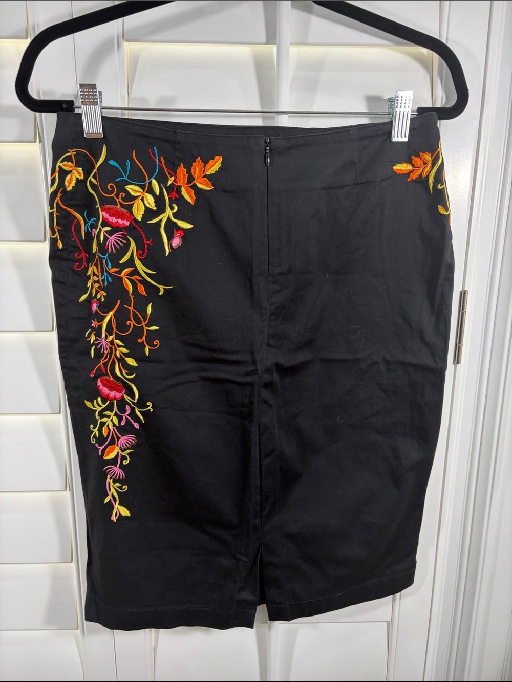 Vibrant Floral Embroidered Cotton Pencil Skirt (6) - Picture 3 of 8